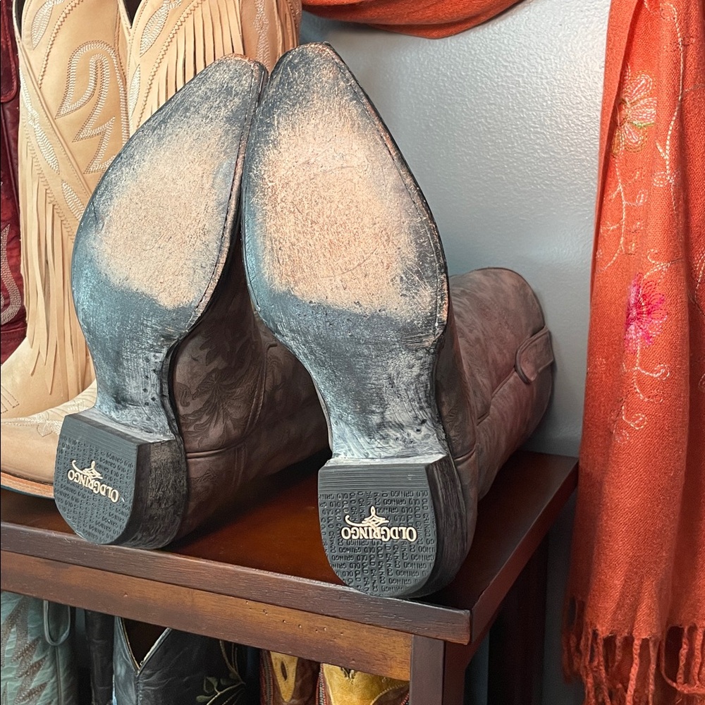 Old Gringo Gray Nadia Western Boots
RARE! Great color to go with everything! - Picture 2 of 3